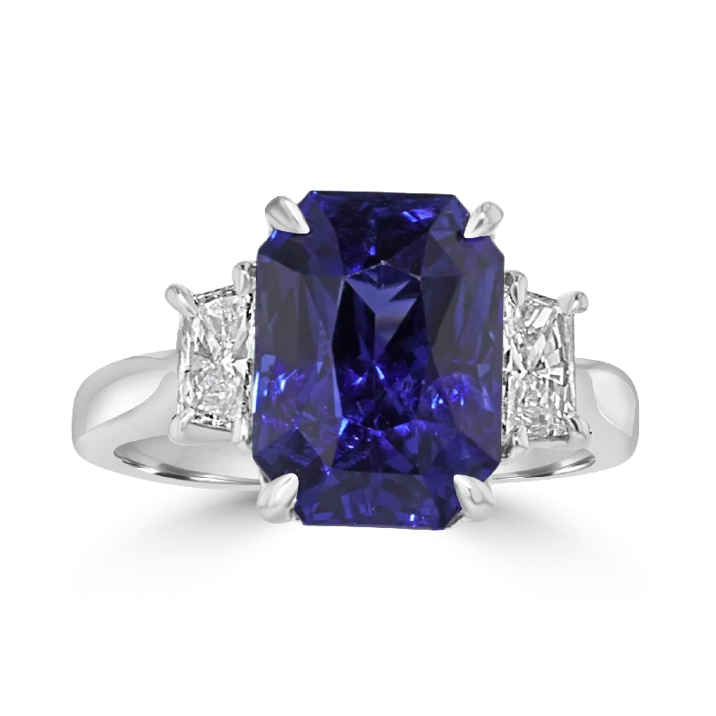 JULEVE 18KT 6.50 CTW SAPPHIRE & 0.55 CTW DIAMOND RING